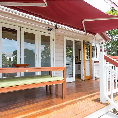 Bed & Breakfast 99 Kirkland Brisbane