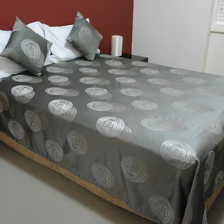 Hampton Court Aparthotel 4*