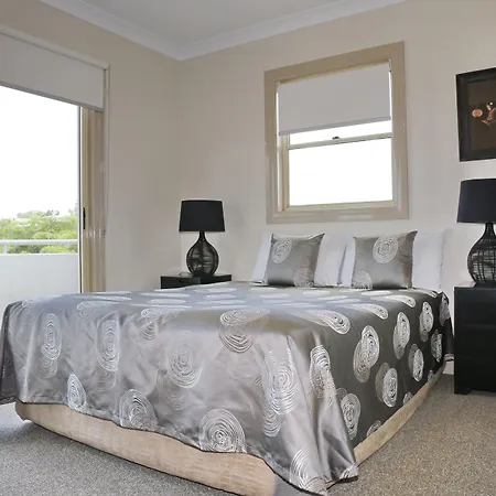 Hampton Court Aparthotel 4*