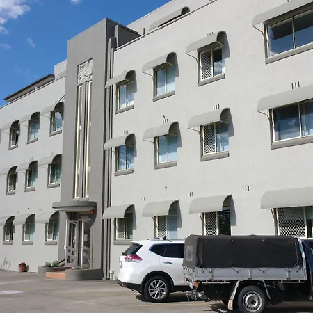 Hampton Court Aparthotel 4*