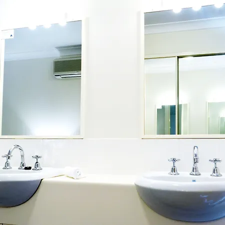 Spring Hill Mews Aparthotel 4*
