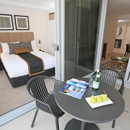 Alex Perry & Hotel