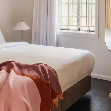 Miss Midgley's - Principals Office 1 King Bed Brisbane