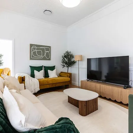 Holiday home Heart Of Milton 4b2b Ac 2tvs Private Parking Walk To Suncorp Stadium