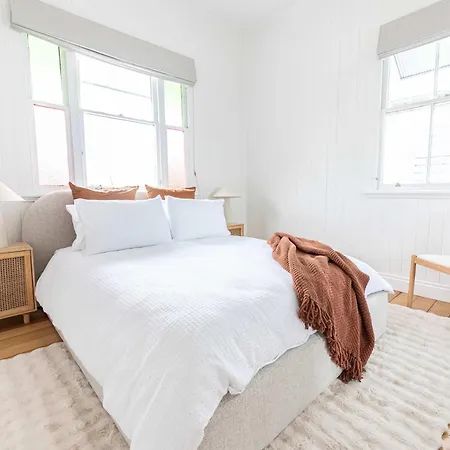 Holiday home Heart Of Milton 4b2b Ac 2tvs Private Parking Walk To Suncorp Stadium *
