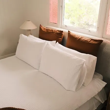 Holiday home Heart Of Milton 4b2b Ac 2tvs Private Parking Walk To Suncorp Stadium *