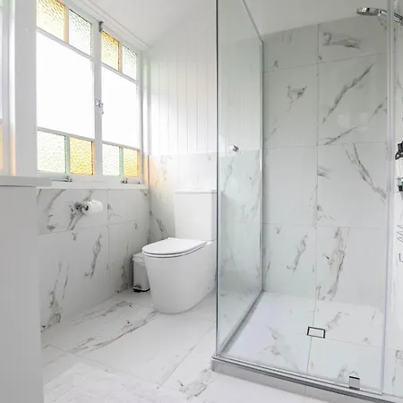Holiday home Heart Of Milton 4b2b Ac 2tvs Private Parking Walk To Suncorp Stadium *