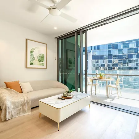 Queens Wharf Charm W/ Balcony Views - Lv 15 Apartment *