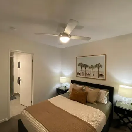 Luxe Retreat 2 Bed Unit - Airport 13mins, Free Parking, Train, Bus, Parks Nearby Apartment *