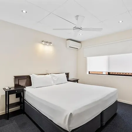 Quality Robertson Gardens Hotel 4*