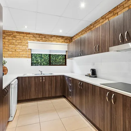 Quality Robertson Gardens 4*