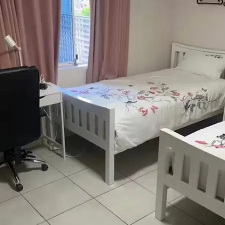 Homestay Uq Big 2 Bed For 2 People Q1 *