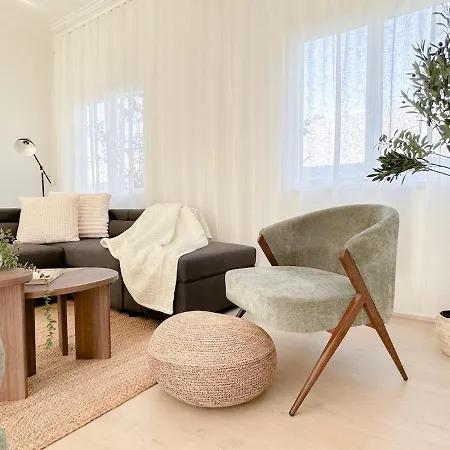Penthouse Spot - Sleep 8 - Free Parking - 4km Cbd Apartment