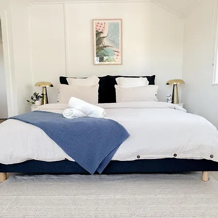 Penthouse Spot - Sleep 8 - Free Parking - 4km Cbd Apartment *