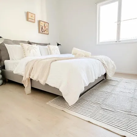 Penthouse Spot - Sleep 8 - Free Parking - 4km Cbd Apartment *