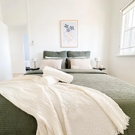 Penthouse Spot - Sleep 8 - Free Parking - 4km Cbd Apartment