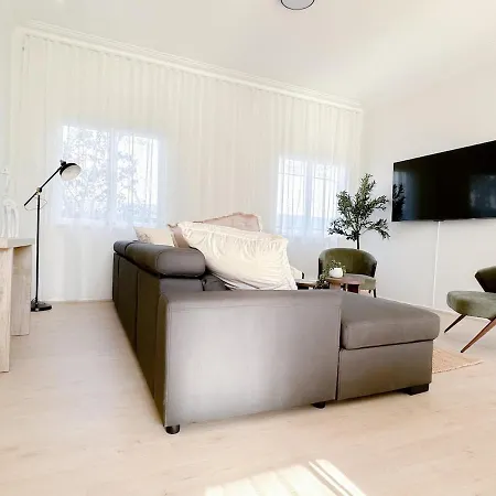 Penthouse Spot - Sleep 8 - Free Parking - 4km Cbd Brisbane