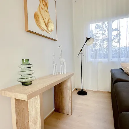 Penthouse Spot - Sleep 8 - Free Parking - 4km Cbd Apartment