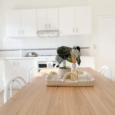 Apartment Penthouse Spot - Sleep 8 - Free Parking - 4km Cbd