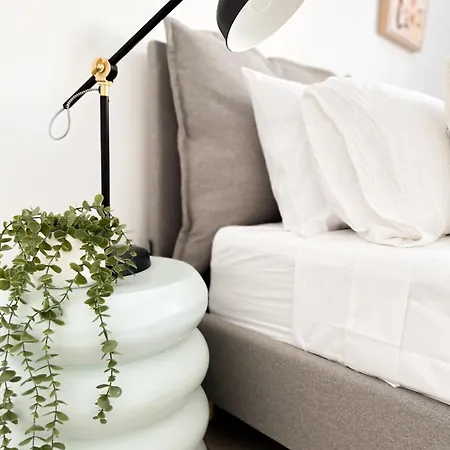 Penthouse Spot - Sleep 8 - Free Parking - 4km Cbd Apartment