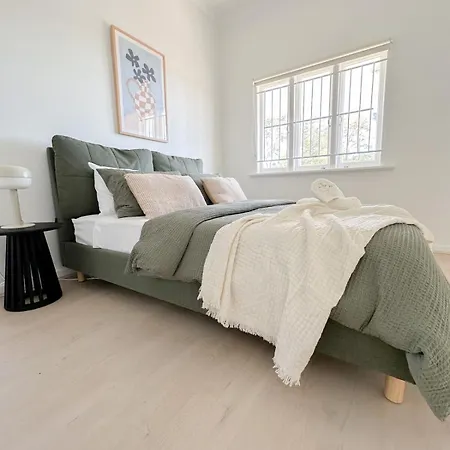 Penthouse Spot - Sleep 8 - Free Parking - 4km Cbd Apartment *