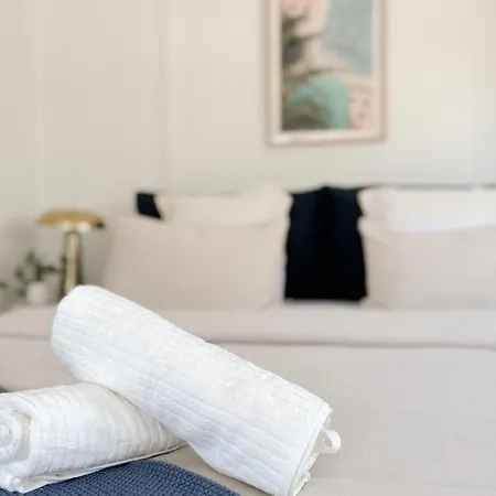 Penthouse Spot - Sleep 8 - Free Parking - 4km Cbd Apartment *
