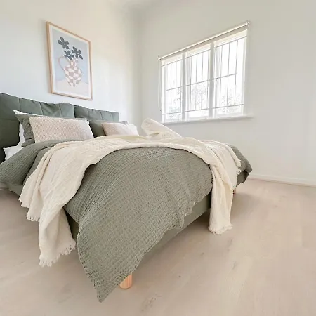 Penthouse Spot - Sleep 8 - Free Parking - 4km Cbd Apartment