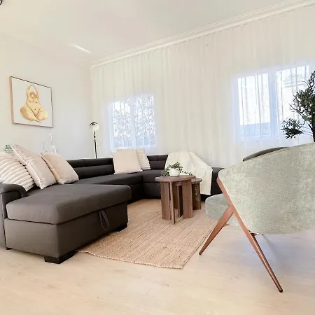 Apartment Penthouse Spot - Sleep 8 - Free Parking - 4km Cbd