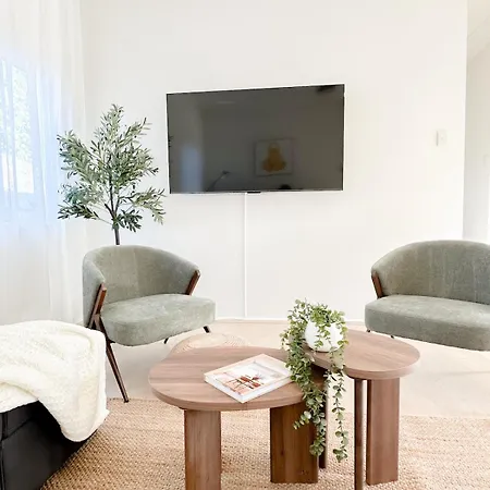 Penthouse Spot - Sleep 8 - Free Parking - 4km Cbd Apartment