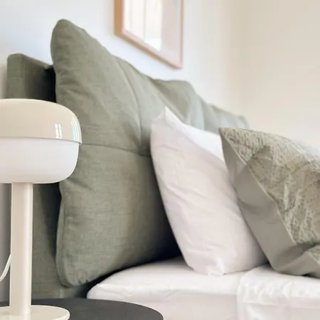 Apartment Penthouse Spot - Sleep 8 - Free Parking - 4km Cbd *