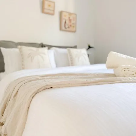 Apartment Penthouse Spot - Sleep 8 - Free Parking - 4km Cbd