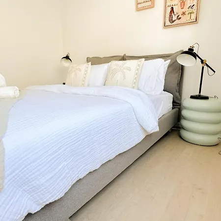 Penthouse Spot - Sleep 8 - Free Parking - 4km Cbd Apartment *