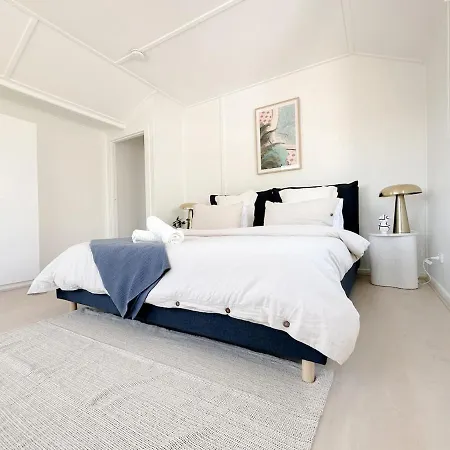 Apartment Penthouse Spot - Sleep 8 - Free Parking - 4km Cbd