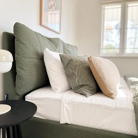 Apartment Penthouse Spot - Sleep 8 - Free Parking - 4km Cbd