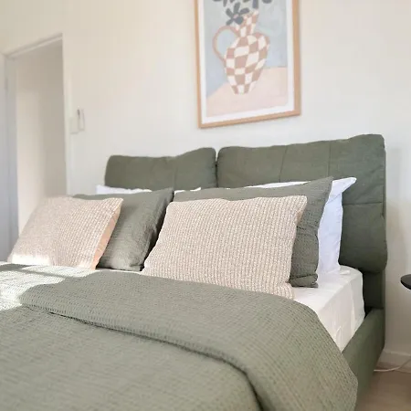 Penthouse Spot - Sleep 8 - Free Parking - 4km Cbd Apartment *