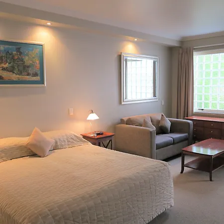 Shangri-la Gardens Motel 4*