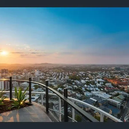 Apartment Lvl 23 Spire Infinity Pool Netflix Wifi Carpark By Stylish