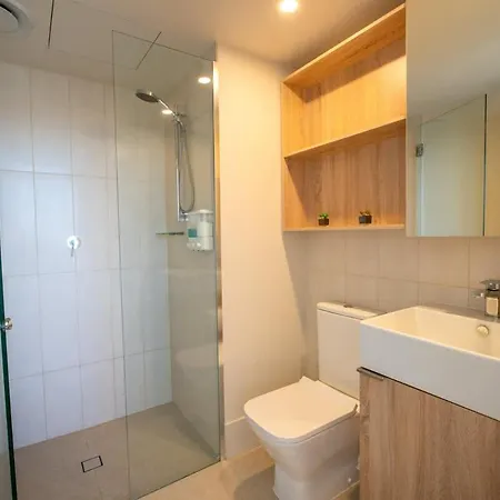 Lvl 23 Spire Infinity Pool Netflix Wifi Carpark By Stylish Apartment