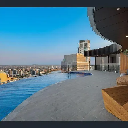 Lvl 23 Spire Infinity Pool Netflix Wifi Carpark By Stylish Apartment