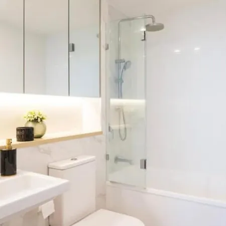 L19 Spacious Apt, Wi-fi, Parking By Stylish Apartment *