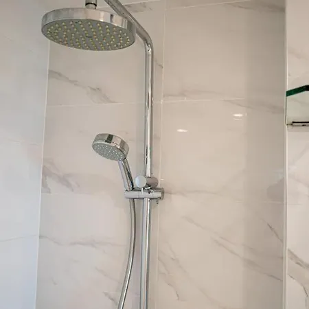 L19 Spacious Apt, Wi-fi, Parking By Stylish Apartment *