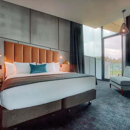 Hotel Eatons Hill 4*