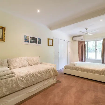 Spacious Hideaway Retreat, Brookfield, Brisbane