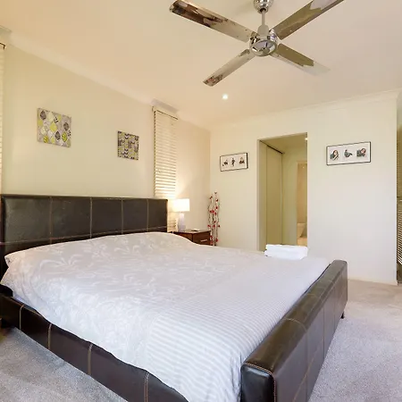 Spacious Hideaway Retreat, Brookfield, Holiday home Brisbane