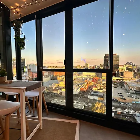 Skyline Haven, Luxe 2br With Pool & Gym In Fortitude Valley Apartment