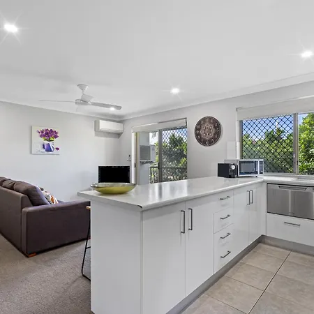 Charming 3-bed Near Local Shops Apartment *