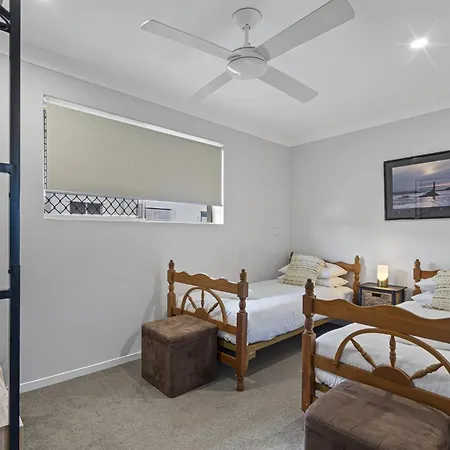 Charming 3-bed Near Local Shops Apartment *