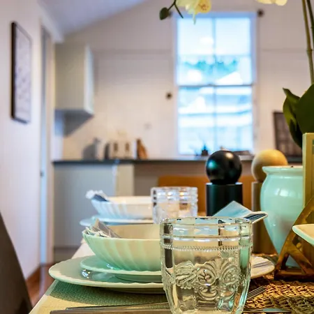 The Hunt House - Heritage Charm, Prime Location Brisbane