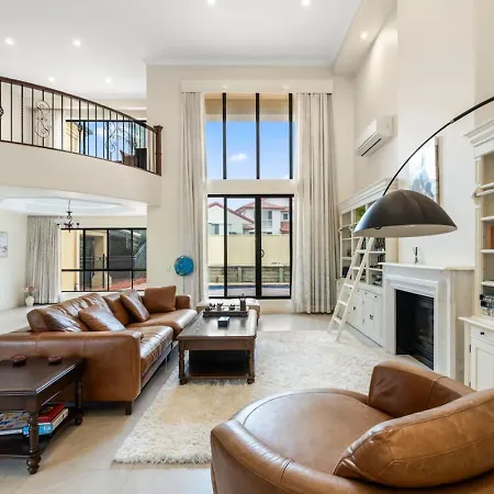 Holiday home Luxe Spacious Family With Pool And Patio