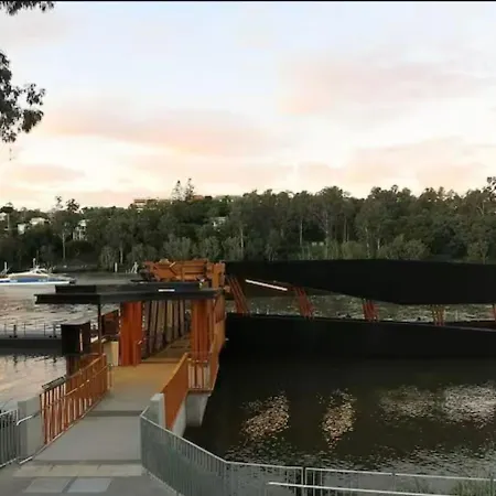 Cozy Near Uq Walk To Shops And Transit